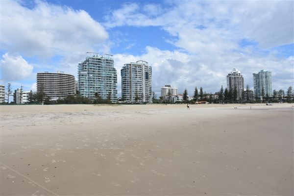 Coolangatta - Marine Parade / Beach (17/05/2019 - Credits: Kathryn Metcalfe)