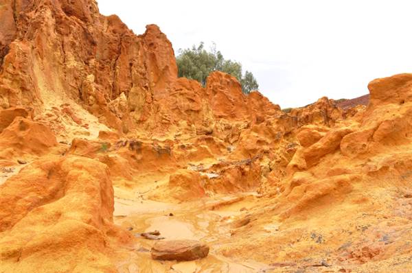 Mulgumpin (Moreton Island) - Harpers Rock at Cape Cliff (11/04/2015 - Credits: Angus Ledgerwood)