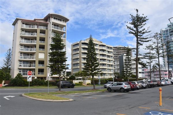 Coolangatta - Marine Parade / Beach (17/05/2019 - Credits: Kathryn Metcalfe)