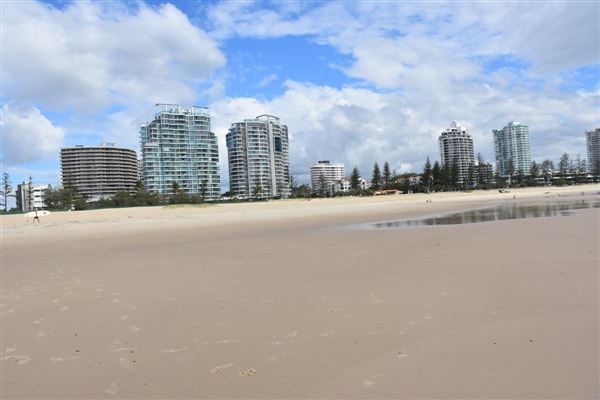 Coolangatta - Marine Parade / Beach (17/05/2019 - Credits: Kathryn Metcalfe)