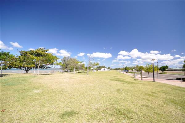 Santa Barbara Parade (Bowen) (26/08/2014)
