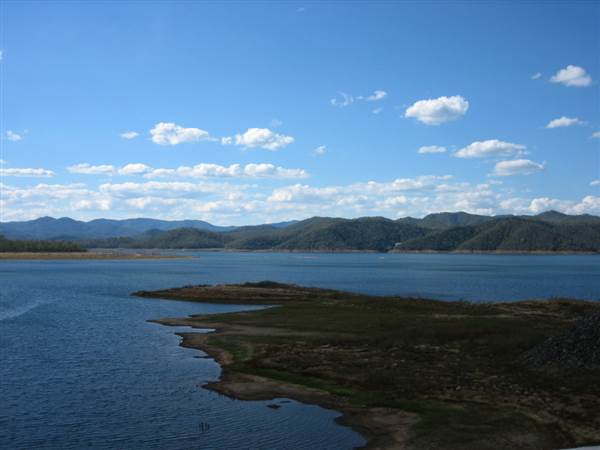 Lake Wivenhoe - Roads & Dam Wall (10/05/2006)