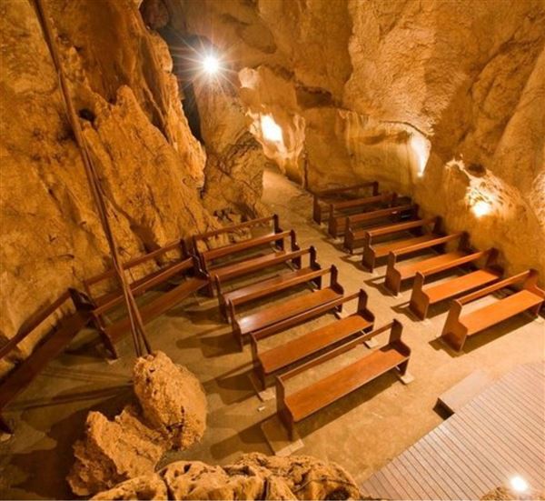Capricorn Caves (4/12/2018 - Credits: unknown)