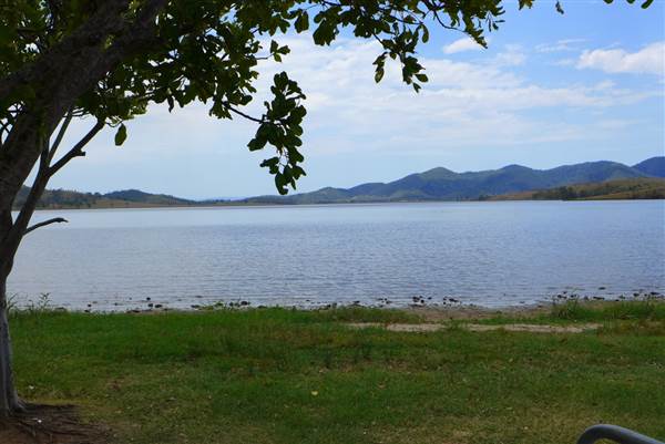 Somerset Dam (The Spit) (3/02/2014)