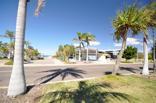 Santa Barbara Parade (Bowen) (26/08/2014)