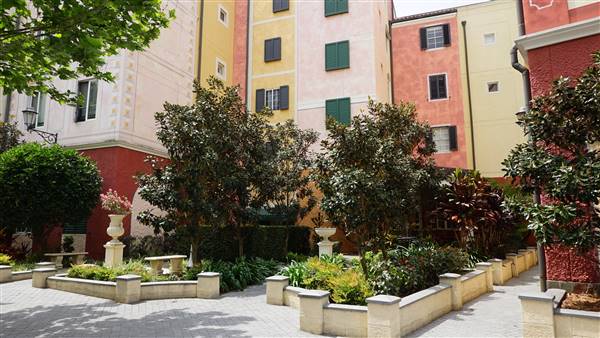 Emerald Lakes - Courtyard (13/10/2016)